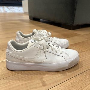 White Nike Sneakers, size 8
